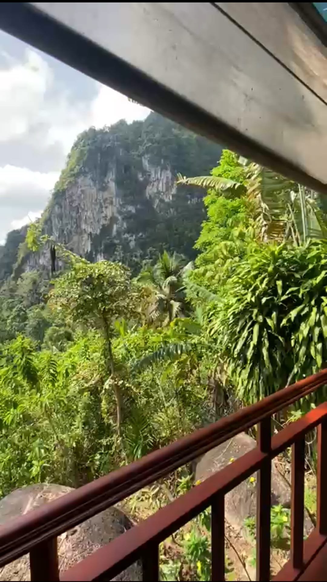 Wasserfall und Natur beim Trekking in der Region Krabi